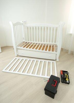 Setting up an adjustable crib
